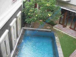 Jangan lupa untuk dekorasi taman belakang rumah yang mengelilingi kolam ikan minimalis ini dengan aksen alami seperti bebatuan hingga tanaman kecil yang sesuai. Desain Kolam Renang Kecil Di Belakang Rumah Minimalis Cek Bahan Bangunan