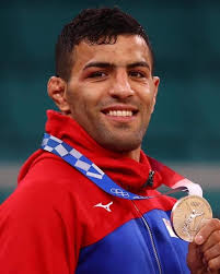 כל מפגש בין נאשם לעד תביעה אסור מבחינת החוק 2 דק' קריאה. Tom Tyler Analyst Informa Linkedin