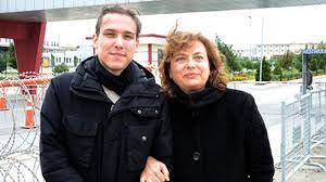 Dündar paylaşımında tam üç yıldır, hakkımda hiçbir soruşturma olmadığı halde, hukuksuz olarak pasaportum elimden alındı, yurtdışına çıkışım engellendi. Dilek Dundar Canim Oglumla 3 Yildir Ayri Kutluyoruz Anneler Gunumuzu