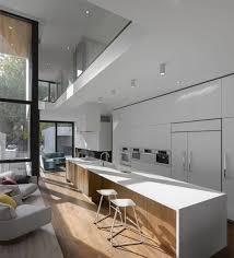 Modernes Traumhaus In Einer Schmalen Baulucke Errichtet Kuche Weiss Matt Moderne Kuche Kuche Holzboden