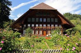 #schweiz #switzerland #myswitzerland @myswitzerland #inlovewithswitzerland #emmental… Foto Schweiz Emmental Rosen Eigenheim Stadte Strauch Gebaude Design