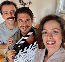 Diğer yandan filmin çekimlerine devam eden ünlü oyuncu biraz telaş yaptı ve hemen soluğu yönetmeninin. Z9lcx2gqnhnsjm