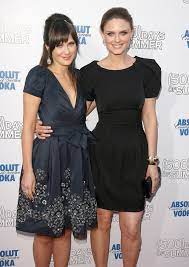Neben emily und zooey deschnanel wird in der episode natürlich auch wieder frauenschwarm david boreanaz (angel, buffy) mitspielen. Bild Zu Zooey Deschanel Vignette Magazine Emily Deschanel Zooey Deschanel Filmstarts De