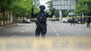 Dia bertugas menjadi sopir mitsubishi l300 yang mengantarkan jimi dan isa, pengantin bom bunuh diri, ke lokasi pengeboman. X0wor1o0pme0um