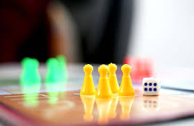 Los juegos recreativos no necesitan de tecnología, pero muchas veces si se necesita algún otro elemento. Competencia Concepto Diferente Jugar Jugueton Oportunidad Imagen Ludo Juego Dado Tablero Pikist