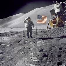 Les naifs sur le net qui gobent la première vidéo venue faite par des platistes sont lourd.ahahaha. Satellite Am Ricain Habit E Voyage Dans La Lune Ciel Et Espace Homme Sur La Lune