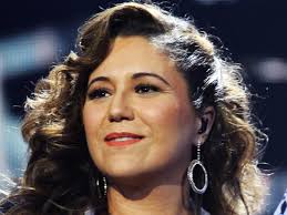 A reação de Maria Rita ao assistir a clipe 'ao lado' de Elis Regina