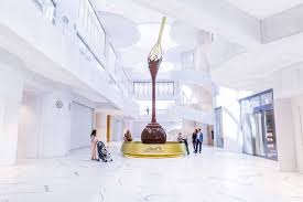 Lindt Ouvre Un Musee Du Chocolat Aux Faux Airs De Charlie Et La Chocolaterie En 2020 Charlie Et La Chocolaterie Chocolaterie Musee