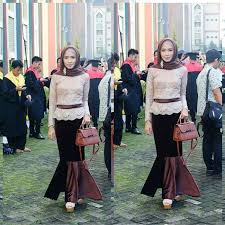 Kebaya modern beludru untuk berbagai acara formal. 4 Kebaya Hijab Model Duyung Untuk Kondangan Biar Glamor Ayu Semua Halaman Cewekbanget
