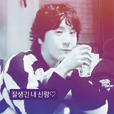 결혼기념일 #그때 우리가 심은 씨앗 돌이켜보니 그때 내가 너를 만나 메마른 땅에 씨앗을 하나 심었었네 철부지 나는 제때 물을 주는 법도  몰랐지만 그저 금목서처럼 만리까지 향기가 나고 상록수처럼 그 어떤 풍파에도 색이