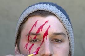 You Can Paint Realistic Scratches On Your Face To Enhance A Scary Costume Use As Stage Make Up Halloween Makeup Easy Scary Face Paint Face Painting Halloween
