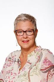 Mme Nancy Lamothe, directrice de l'École des Cépages, reçoit l'Ordre de la  reconnaissance nationale de la part de la Fédération québécoise des  directions d'établissement d'enseignement.