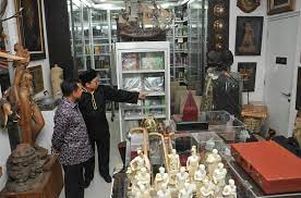Sebelum masuk ke dalam, tepatnya di teras fadli zon library, helmy 'disambut' naskah pidato tokoh kulit hitam terkenal asal amerika serikat, martin luther king, yang menggoncangkan amerika dan dunia i have a dream. Kunjungi Fadli Zon Library Komjen Tito Dapat Kenang Kenangan Keris Sumatera