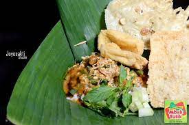 Read more nasi pecel mbak toety kota mojokerto, jawa timur / kuliner di mojokerto yang legendaris kaskus. Nasi Pecel Pincuk Mbak Tutik Loceret Nganjuk Home Loceret Jawa Timur Indonesia Menu Prices Restaurant Reviews Facebook
