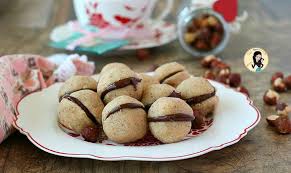 Un biscottino perfetto per l'ora del tè, ma anche da affiancare al caffè per una dolce pausa! Baci Di Dama Biscotti Alle Nocciole E Cioccolato Facili