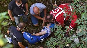 Evenepoel war am mittwoch in einen sturz verwickelt, fuhr aber noch ins ziel. Lombardei Rundfahrt Doping Fahnder Ermitteln Sport Sz De