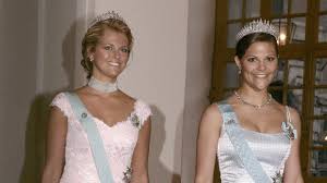 Der victoriatag ist ein tag, an dem man die chance bekommt, der kronprinzessin von schweden ganz besonders nahe zu kommen. Victoria Und Madeleine Von Schweden Die Schonsten Looks Der Prinzessinnen Vogue Germany