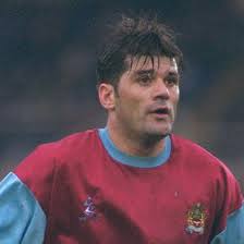 🤔 Both in their prime, who you taking?