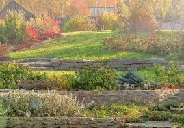 Une excellente solution pour cette maison qui se trouve les murs extérieurs de cette jolie demeure complémentent avec goût l'aménagement très fleuri qui 10. Jardin En Pente Des Idees Pour Amenager