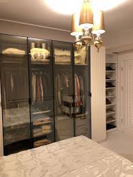 Un large choix à portée de main ! Classic Details In This House Have Created An Eye Catching Design Catching Classic Created Desig Kronleuchter Schlafzimmer Ankleidezimmer Ankleide Zimmer