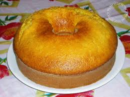 Lavate le arance, grattuggiatele e poi spremetele, battete con lo sbattitore le uova con lo zucchero, unite l'olio, il succo passato al colino, la scorzette. Ciambellone Soffice All Arancia Italians Do Eat Better