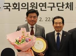 이런 언행 하나하나가 정책 신뢰도를 반감시키는 요인들이다. ì†Œë³'í›ˆ ì˜ì› ë¯¼ì£¼ì£¼ì˜ì™€ ë³µì§€êµ­ê°€ì—°êµ¬íšŒ ìš°ìˆ˜ êµ­íšŒì˜ì›ì—°êµ¬ë‹¨ì²´ ìˆ˜ìƒ ì•„ì‹œì•„íˆ¬ë°ì´