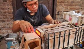 Eko kuswantoro (25) adalah salah satu perajin miniatur truk di wilayah blitar. Viral Dan Banyak Dicari Miniatur Truk Oleng Buatan Riman Banjir Orderan Beta News