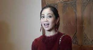 Hal itu terkait pernikahannya dengan sang suami, sukhdev singh, yang usianya terpaut cukup jauh yaitu 18 tahun. Kenapa Bunga Zainal Sukhdev Singh Rahasiakan Tanggal Menikah