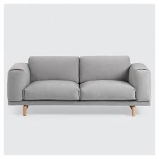 Ce canapé d'élégance exceptionnelle et de forme traditionnelle est doté d'un rembourrage moelleux et confortable permettant une assise confortable. Rest Canape 2 Places Canape Tissu Muuto