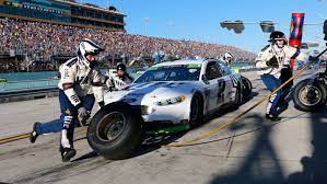 The team performs mock pit stop scenarios four days a week prior to the event giving the pit crew repetitions to execute tire changes in seconds. Nascar Pit Stops Will Have A Different Look In 2018 Sbnation Com