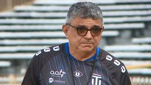 Atacante sofre pênalti após levar tesoura em falta forte; ambulância é  acionada