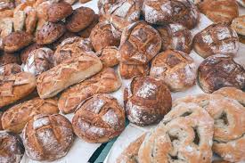 Si compone di acqua e farina che fermentando generano quei microorganismi necessari alla il vostro lievito madre è attivo quando dopo un rinfresco e lasciato a temperatura ambiente in quattro ore triplica il suo volume. Cosa Comprare E Mangiare A Berlino Il Pane Berlin Kombinat Tours