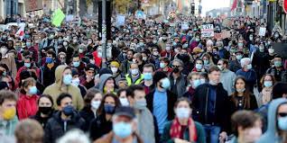 A mulhouse, cette « marche des libertés » s'est symboliquement réunie à 10h place de la liberté, juste à côté du palais de justice avant de se mettre en branle. Ykbk2d2aqun0cm
