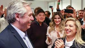 El presidente alberto fernández en el día de su asunción, junto a fabiola yáñez y estanislao, su hijo. El Gobierno Rompio El Silencio Cosifican A La Mujer