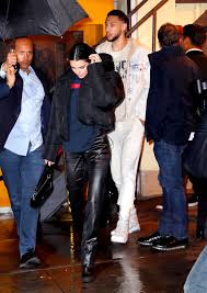 Kardashian/jenner ailesinin süper model üyesi kendall jenner, yeni bir aşka yelken açtı. Kendall Jenner And Ben Simmons Step Out For Date Night In N Y C People Com