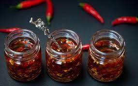 Per il rischio botulino, consulta le linee guida del ministero della questo tipo di olio aromatizzato si fa con 2 ingredienti, l'olio di oliva e i peperoncini, e qualche accortezza per limitare i rischi connessi al botulino. Ricetta Come Si Prepara L Olio Al Peperoncino Cook