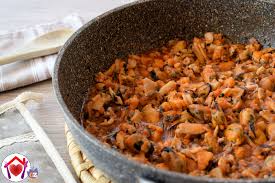 Le numerose ricette di origine bolognese, diffuse in tutto il mondo come eccellenze della cucina italiana (ad esempio il ragù), unite al fatto che in città proliferano le attività commerciali collegate al cibo, hanno spesso condotto la stampa a definire bologna come la città del cibo Ragu Di Pesce Le Ricette Di Mamma Lu