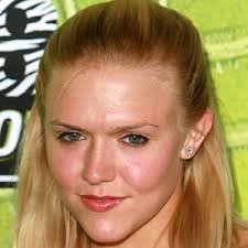 Dominique swain es una actriz estadounidense, hija de un ingeniero eléctrico de nombre david swain. Dominique Swain Biografia Datos Familia Famous Birthdays