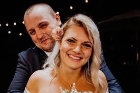 Svatba neboli sňatek je obvykle slavnostní vznik manželství. Krasna Simona Ze Svatby Na Prvni Pohled Pracuje Ve Vedeni Jednoho Ze Sponzoru Teto Televizni Show Mix24 Cz