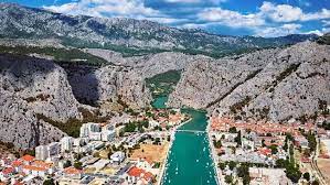 Kota ini terletak di lereng selatan gunung medvednica di sepanjang. Kroasia Sudut Balkan Yang Sarat Panorama