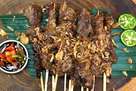 Kemudian, campurkan seluruh bahan perendam yang pada nantinya akan digunakan untuk melumuri daging keluarkan daging dari panci presto dan olesi dengan sisa bumbu perendam. Malam Tahun Baru Kurang Lengkap Tanpa Bakar Bakar Sate