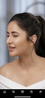 No pude evitar notar (lol) las cicatrices de la cirugía de estiramiento  facial de Katrina en el lóbulo de su oreja. La misma que se vio en Kim K  después de su