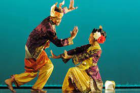 Perfect for anyone researching malay society, etiquette, manners and business culture! A Look At The Dying Traditions Of Malaysia As The Country Lurches Forward