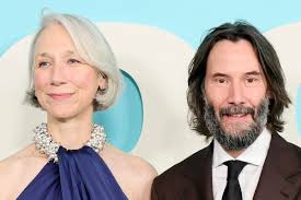 Keanu Reeves diz que atual namorada é 'fácil de amar' após ela afirmar que convive com Neo e John Wick ao mesmo tempo