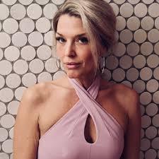 Hype-Woman Wednesday! Impromptu ladies room photos suggested by the multi  talented @sophia.phoenix while celebrating radio/wine/food/music/community  with @jeffersonpublicradio at @ashland_hills_hotel ✨👯‍♀️💕