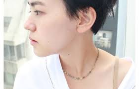 ナヌーク シブヤ nanuk shibuya nanuk ブリーチカラーのダークブルーカラーベリーショート ピクシーカット ショートヘアの前髪 ベリーショート 丸顔