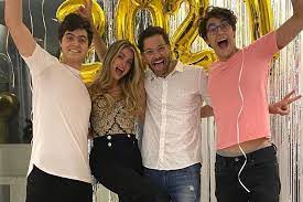 La semana pasada, la presentadora cristina hurtado y el actor y cantante josé narváez anunciaron que serán padres de nuevo, luego de 15 años, edad que tiene su hijo menor. Video Cristina Hurtado Y La Conmovedora Reaccion De Sus Hijos Con El Embarazo