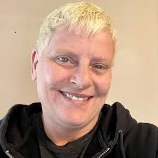 Dee Ames's Instagram, Twitter & Facebook