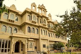 The Budget Hotel Located On The Banks Of The Lake Fateh Sagar Provides A Base For Shopping Dining Out And A Visit To Raj Lakeside Hotel Heritage Hotel Udaipur