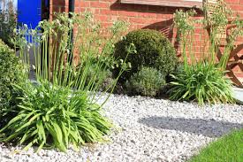 White Limestone 20mm These Limestone Chippings Are Naturally Angular In Shape And Light Grey In Colour White Limeston Limestone Gravel Gravel Gravel Pathway